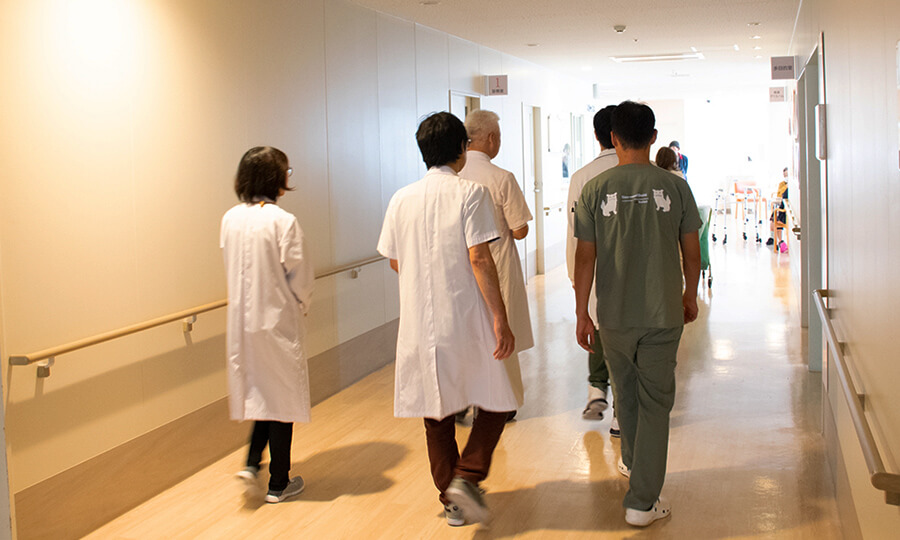 13:30〜16:30 教育回診、医局会、外来、新患受け入れ